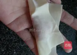 Illustration of how to make fresh meat and water chestnut wontons 8