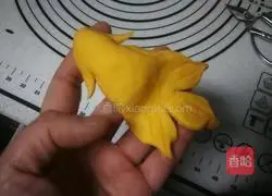 Illustration of how to make goldfish steamed buns 12