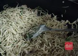 Illustration of how to make fried noodles with bean sprouts 6