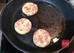 Illustration of how to make bacon potato pancakes 7