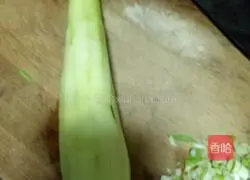 Illustration of how to make stir-fried noodles with shredded eggplant 2