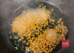 Illustration of how to make shrimp and egg fried rice 3