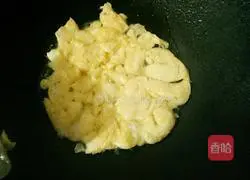 Illustration of how to make small straw egg fried rice 5
