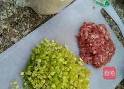 Exclusive pork and celery dumplings Illustration of how to make dumplings 1