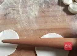 Illustration of how to make three fresh stuffed dumplings 15