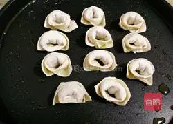 Illustration of how to make pan-fried wontons 4