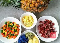 Illustration of how to make sausage and pineapple fried rice 1