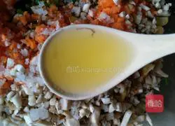 Illustration of how to make carrot, corn, mushroom and meat dumplings 3