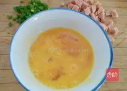 Illustration of how to make ham and egg fried rice 2