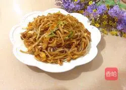 Illustration of how to make fried noodles with mung bean sprouts 9