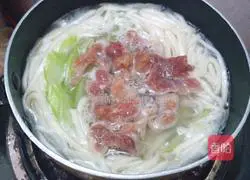 Illustration of how to make celery noodles 6