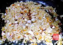 Illustration of how to make fried rice with squid tentacles 8