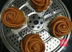 Illustration of how to make beetroot and rose steamed buns 10