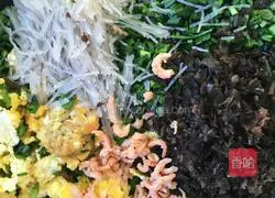 Illustration of how to make steamed buns stuffed with chives 1