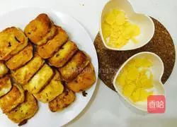 Illustration of how to roll steamed buns with scallion oil and eggs 5