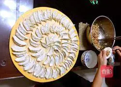 Illustration of how to make green onion, mushroom and pork dumplings 7