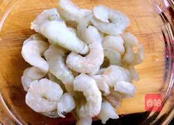 Illustration of how to make wontons with shrimp stuffing 1