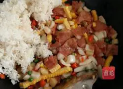 Illustration of how to make bacon fried rice 3