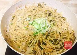 Illustration of how to make fried noodles with pickled vegetables and shredded pork 9