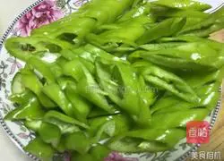 Illustration of how to make lazy green pepper fried meat roll flatbread 3