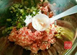 Illustration of how to make lotus root meat dumpling stuffing 6