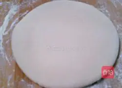 Illustration of how to make crispy scallion pancake 5