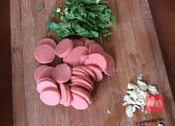 Illustration of how to make ham noodles 1