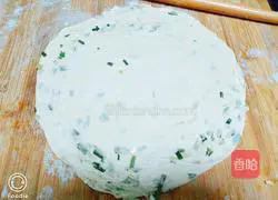 Illustration of how to make scallion pancake 6