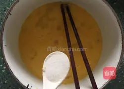 Illustration of how to make golden steamed bun slices 4