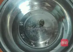 Illustration of how to make pork and sophora flower filling dumplings 10