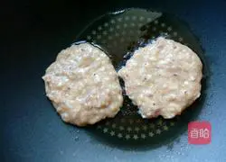 Illustration of how to make hamburger patties 4