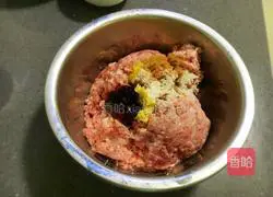 Illustration of how to make pork and mushroom dumplings 3