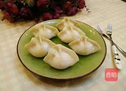 Illustration of how to wrap dumplings 1