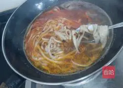 Illustration of making spicy bean paste wide noodles noodles 7
