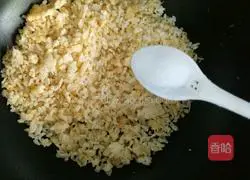 Illustration of how to make scallop and egg fried rice 6