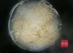 Illustration of how to make hot sauce noodles 4