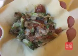 Illustration of making dumplings stuffed with sophora flower stuffing 9