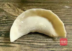 Illustration of how to wrap crescent-shaped dumplings 16