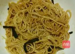 Illustration of how to make noodles with scallion oil 7