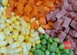 Illustration of how to make colorful fried rice 1