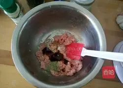 Illustration of how to make pork and zucchini buns 3