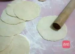 Illustration of how to make three fresh shepherd's purse dumplings 12