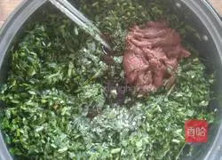 Illustration of how to make three fresh stuffed dumplings 4