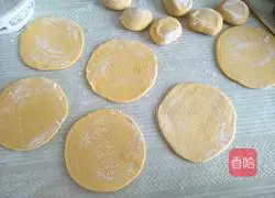 Illustration of how to make pumpkin and rose steamed buns 9