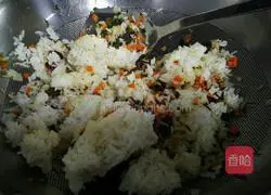 Illustration of how to make fried rice with sausage and pickled vegetables 6