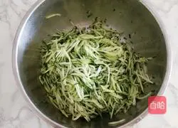 Illustration of how to make vegetarian dumplings with cucumber filling 4