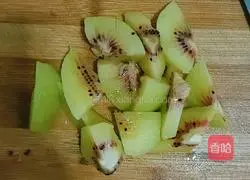 Illustration of how to make minced meat sandwich 2