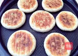 Illustration of how to make bean dregs and white flour sugar cake 4