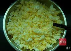 Illustration of how to make green onions and egg fried rice 2