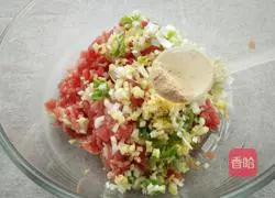 Illustration of how to make mutton and carrot dumpling stuffing 4